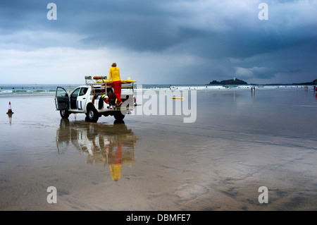 Un sauveteur RNLI veille sur les surfeurs à Gwithian Beach, North Cornwall. Photo par Julie Edwards Banque D'Images