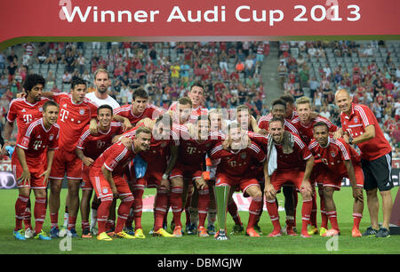 Munich, Allemagne. 06Th Aug 2013. Les joueurs du Bayern Munich célèbrent la victoire de l'Audi Cup soccer après le dernier match FC Bayern Munich vs Manchester City FC à l'Allianz Arena de Munich, Allemagne, 01 août 2013. Photo : Andreas Gebert/dpa/Alamy Live News Banque D'Images