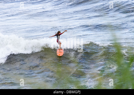 Surfez au parc de la plage de Ho'okipa sur Maui à Hawaï. Banque D'Images