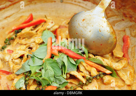 Préparation des plats thaï au poulet et légumes Banque D'Images