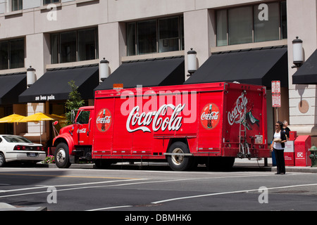 Coca Cola camion livraison garé en face du bâtiment de bureaux - USA Banque D'Images