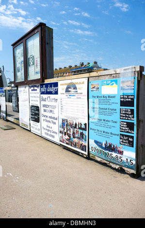 La publicité et les affiches de la pêche et des excursions dans l'ouest de la baie Port Dorset UK Banque D'Images