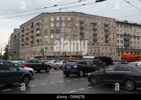 Voitures pendant les heures de pointe sur le Garden Ring dans le centre de Moscou Banque D'Images