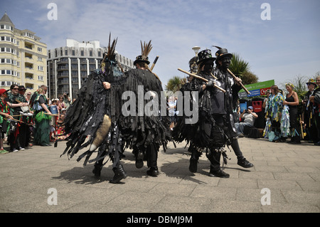 Hunters Moon Morris Dancers en costume et porter sur le front de mer au cours de la pousse d'Eastbourne Festival 2013 Banque D'Images