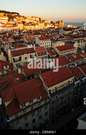 Vue sur les quartiers de Baixa et Alfama à partir du haut de l'ascenseur de Santa Justa. Lisbonne, Portugal. Banque D'Images