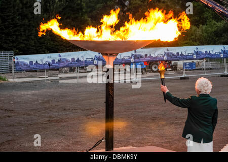 Belfast, Irlande du Nord. 1er août 2013 - Dame Mary Peters s'allume la vasque sur le monde des jeux de police et d'incendie (WPFG) Cérémonie d'ouverture Crédit : Stephen Barnes/Alamy Live News Banque D'Images