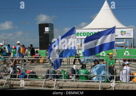 Pèlerins de El Salvador bordée sur les rails depuis le début pour voir la la Gare de la Croix de la Journée mondiale de la Jeunesse 2013 Banque D'Images