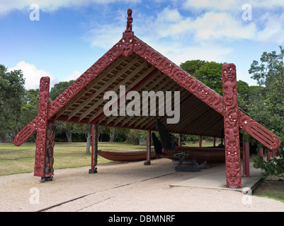 Site du Traité de Waitangi dh BAIE DES ÎLES Les Maoris de Nouvelle-Zélande voile jeter les pirogues de guerre Ngatokimatawhaorua sculpté waka taua Banque D'Images