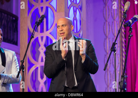 Cory Booker maire attend les autres orateurs pour terminer l'accueillant avec les clients à l'HRC Out pour l'égalité Ball 2013 Banque D'Images