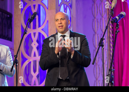 Cory Booker maire attend les autres orateurs pour terminer l'accueillant avec les clients à l'HRC Out pour l'égalité Ball 2013 Banque D'Images