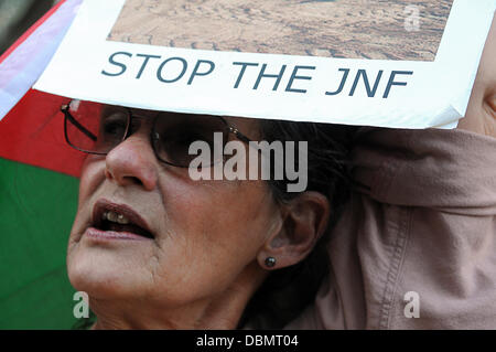 Londres, Royaume-Uni. 1er août 2013. London International amis de protestation devant l'Ambassade israélienne à Londres. "Journée de colère" demandé par les citoyens palestiniens d'Israël en réponse à l'Israël d'expulser Plan Prawer sur 50 000 Bédouins palestiniens du Naqab désert. Credit : Voir Li/Alamy Live News Banque D'Images