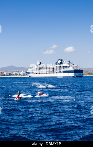 Cabo San Lucas Mexique Celebrity Infinity fait escale en tant que touristes jouer dans l'eau Banque D'Images