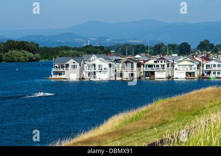 Les maisons flottantes sur le fleuve Columbia offre un autre style de vie pour beaucoup. Portland, Oregon, USA Banque D'Images