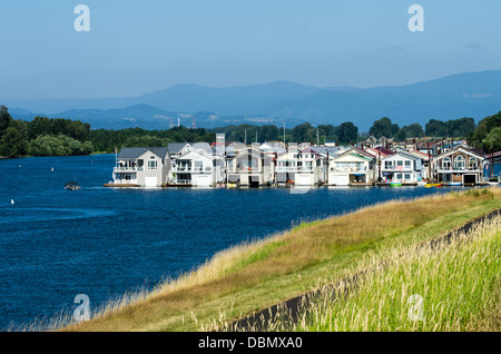 Les maisons flottantes sur le fleuve Columbia offre un autre style de vie pour beaucoup. Portland, Oregon, USA Banque D'Images