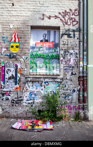 La fenêtre et le mur couvert de graffitis, affiches, annonces et l'art de rue dans Torstarsse - Mitte, Berlin Banque D'Images