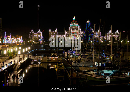 Édifices du Parlement et le port intérieur de Victoria, Colombie-Britannique, illuminé de couleurs vives pour la saison de Noël. Banque D'Images