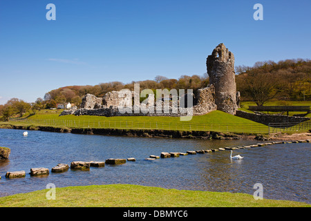 Stepping Stones dans toute la rivière Ogmore au château de Ogmore, Ogmore, Glamorgan, Pays de Galles, Royaume-Uni Banque D'Images