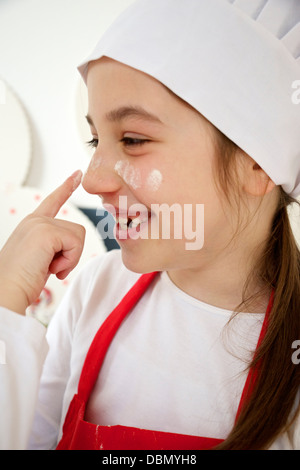 Petite fille avec chapeau de chef blague autour, Munich, Bavière, Allemagne Banque D'Images