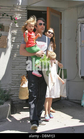 Ben Affleck et Jennifer Garner rendez-vous sur le marché des fermiers avec leurs filles Violet et Seraphina Los Angeles, Californie - 17.07.11 Banque D'Images