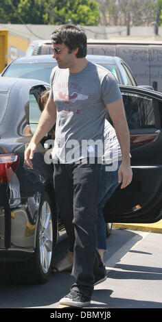 Ben Affleck et Jennifer Garner rendez-vous sur le marché des fermiers avec leurs filles Violet et Seraphina Los Angeles, Californie - 17.07.11 Banque D'Images