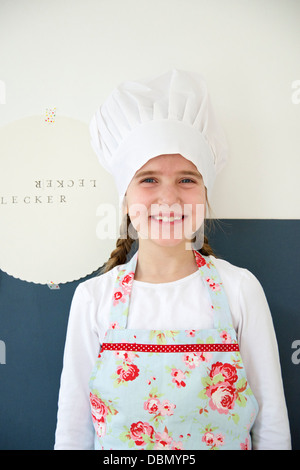 Little girl wearing apron et chapeau de chef, Munich, Bavière, Allemagne Banque D'Images