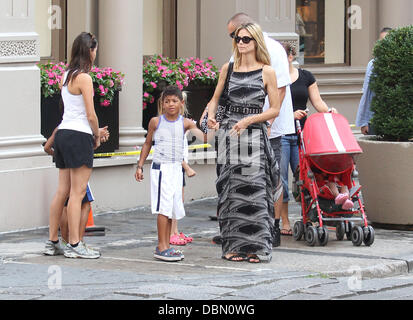 Heidi Klum et les enfants Henry Samuel et Lou Samuel sur le chemin de l'école New York City, USA - 18.07.11 Banque D'Images