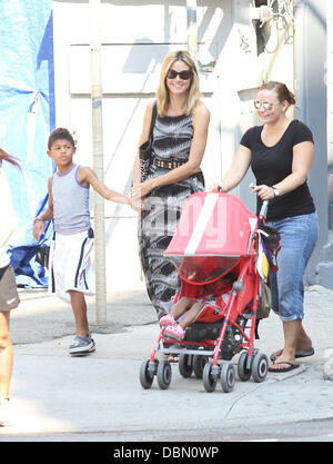 Heidi Klum et les enfants Henry Samuel et Lou Samuel sur le chemin de l'école New York City, USA - 18.07.11 Banque D'Images