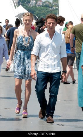 Brooke D'Orsay, Mark Feuerstein tournage sur emplacement pour la série télévisée 'Royal Pains' à l'Intrepid Museum New York City, USA - 19.07.11 Banque D'Images