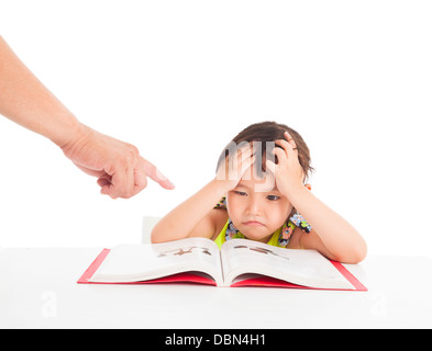 Pointer du doigt à fatiguée et en colère petite fille étudier Banque D'Images