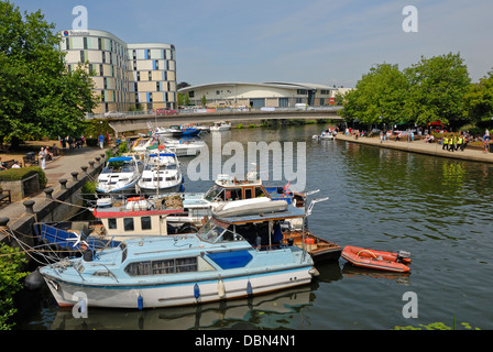 Maidstone, Kent, Angleterre, Royaume-Uni. Maidstone annuel River Festival (juillet 2013) 27 bateaux amarrés sur la Medway. Travelodge Hotel Banque D'Images