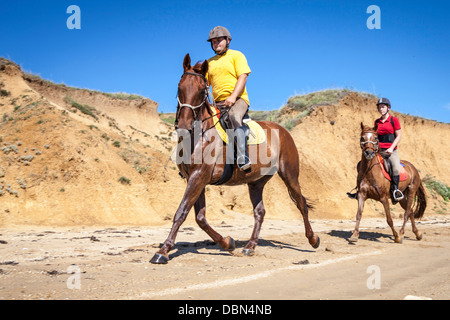 Couple sur Berach Équitation Chevaux, Croatie, Dalmatie, Europe Banque D'Images