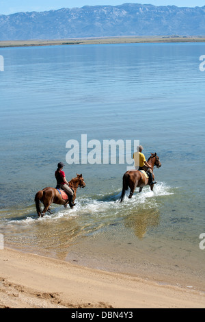 Couple sur la plage, Croatie, Dalmatie, Europe Banque D'Images