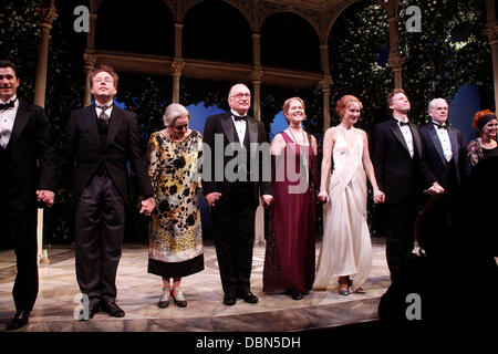 Don Stephenson, Linda Balgord, Simon Jones, Rebecca Luker, Jill Paice, Kevin Earley, Michael Siberry et Mara Davi soirée d'ouverture de la production de Broadway de 'La mort prend des vacances" au rond-point Theatre Company's Laura Pels Theatre - Curtain Call. N Banque D'Images