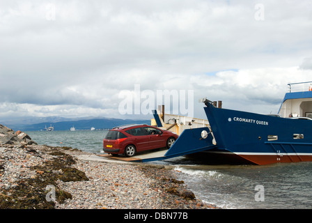 Le traversier Queen Cromarty qui traverse l'entrée de l'Estuaire de Cromarty Cromarty et Nigg entre le chargement d'une voiture à bord Banque D'Images