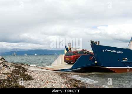 Le traversier Queen Cromarty qui traverse l'entrée de l'Estuaire de Cromarty Cromarty et Nigg entre le chargement d'une voiture à bord Banque D'Images