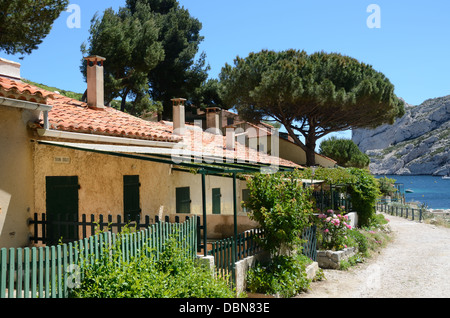 Cabanons ou Holiday Huts à Sormiou Calanque dans le Parc National des Calanques près de Marseille Provence France Banque D'Images