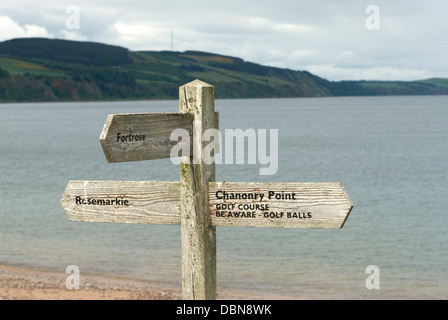 Panneau en bois sur la côte près de Rosemarkie sur la Black Isle au nord-est de l'Ecosse Banque D'Images