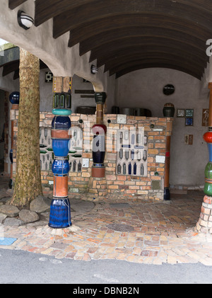 dh KAWAKAWA NOUVELLE-ZÉLANDE Hundertwasser toilettes conçu par Friedensreich Hundertwasser wc bâtiment Banque D'Images