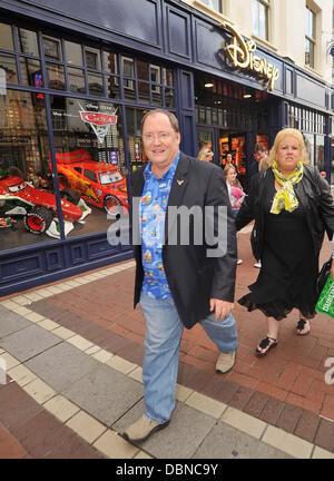 Animateur, directeur et le directeur général de la création d'à Pixar et Walt Disney Animation Studios John Lasseter arrive à la Disney Store sur Grafton Street portant une chemise de Pixar Cars 2 Dublin, Irlande - 25.07.11 John Lasseter, DIRECTEUR GÉNÉRAL DE PIXAR et écrivain, réalisateur et acteur DE CE TYPE DE FILMS, TELS QUE LES VOITURES ET CARS 2, & TOUS LES FILMS TOY STORY ARRIVANT À LA DISNEY STORE SUR GRAFTON STREET WEA Banque D'Images