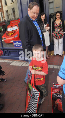 Animateur, directeur et le directeur général de la création d'à Pixar et Walt Disney Animation Studios John Lasseter arrive à la Disney Store sur Grafton Street portant une chemise de Pixar Cars 2 Dublin, Irlande - 25.07.11 John Lasseter, DIRECTEUR GÉNÉRAL DE PIXAR et écrivain, réalisateur et acteur DE CE TYPE DE FILMS, TELS QUE LES VOITURES ET CARS 2, & TOUS LES FILMS TOY STORY ARRIVANT À LA DISNEY STORE SUR GRAFTON STREET WEA Banque D'Images