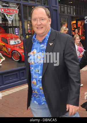 Animateur, directeur et le directeur général de la création d'à Pixar et Walt Disney Animation Studios John Lasseter arrive à la Disney Store sur Grafton Street portant une chemise de Pixar Cars 2 Dublin, Irlande - 25.07.11 John Lasseter, DIRECTEUR GÉNÉRAL DE PIXAR et écrivain, réalisateur et acteur DE CE TYPE DE FILMS, TELS QUE LES VOITURES ET CARS 2, & TOUS LES FILMS TOY STORY ARRIVANT À LA DISNEY STORE SUR GRAFTON STREET WEA Banque D'Images