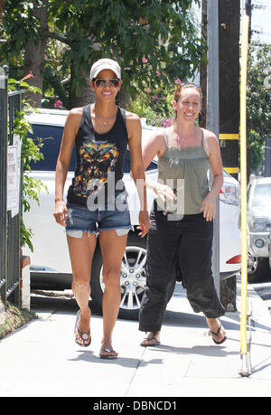 Halle Berry va à recueillir sa fille de l'école Los Angeles, Californie - 25.07.11 Banque D'Images