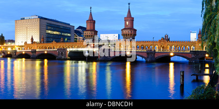 Panorama avec pont oberbaum à Berlin, en Allemagne, dans la nuit Banque D'Images