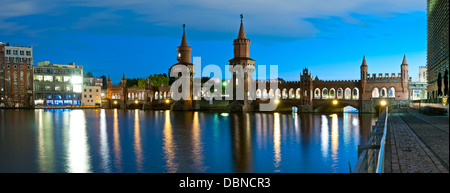 Panorama avec pont oberbaum à Berlin, en Allemagne, dans la nuit Banque D'Images