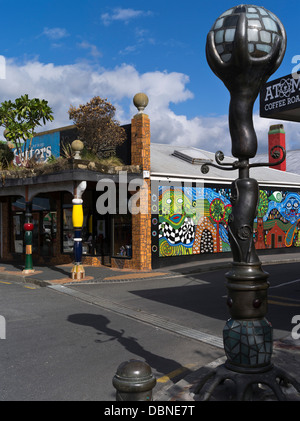 Dh KAWAKAWA Nouvelle-zélande Arty décor Création de boutique colorée ville lampost et art mural de Northland Banque D'Images