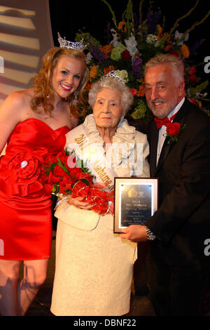 Mme vieux de 100 ans. ALABAMA lorsque Mme Felma Schrimshire, un résident de l'Andalousie, en Alabama, a été couronnée Miss Alabama 2011 Maison de soins infirmiers, il est juste de dire que parents n'étaient pas derrière son succès. À l'âge de 100 ans, Mme Schrimshire battre hors 74 candidats pour la finale à Montgomery capitale de l'état d'être étant donné l'état - et la reine de beauté ne sera pas se reposer sur ses lauriers. Elle wi Banque D'Images