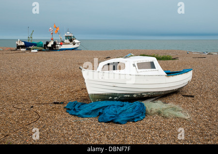 Petits bateaux de pêche sur la berge à Aldeburgh, dans le Suffolk. Banque D'Images
