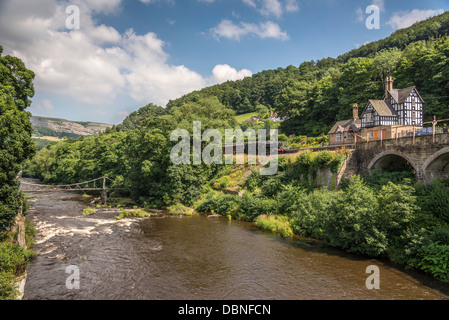 Rivière Dee à Berwyn, près de Llangollen Denbighshire dans le Nord du Pays de Galles. Banque D'Images