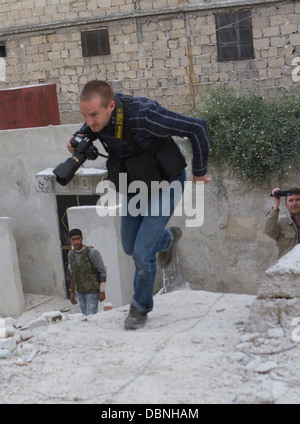 2 novembre 2012 - Alep, Syrie : un journaliste passe devant un sniper dans Karm Al Jabal. Banque D'Images