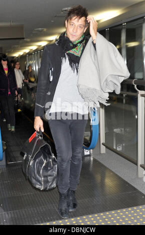 Jamie Hince Le tue arrivent à l'Aéroport International de Narita à titre sur la troisième journée du Fuji Rock Festival Narita, Japon - 31.07.11 Banque D'Images